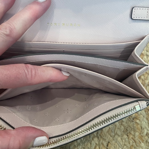 TORY BURCH *USED ONCE* Emerson Chain wallet crossbody in pink & gold hardware - Picture 6 of 12